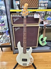 Guitare basse électrique